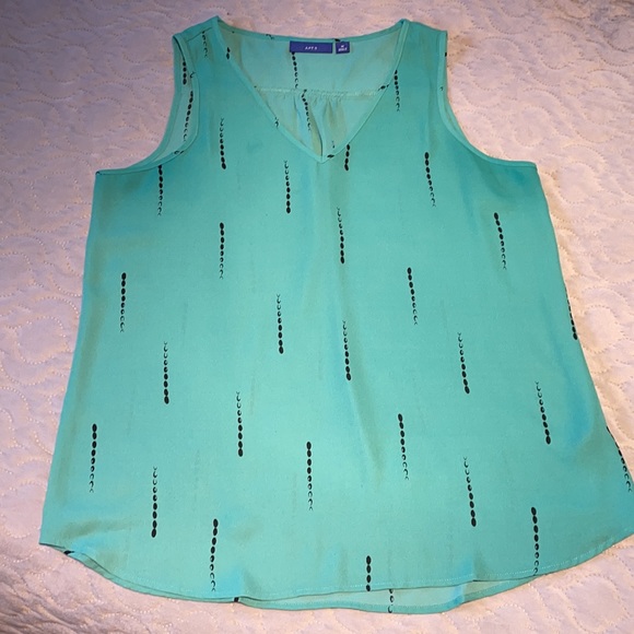 Apt. 9 Tops - Apt 9 kelly green dressy flowy v-neck tank, medium
